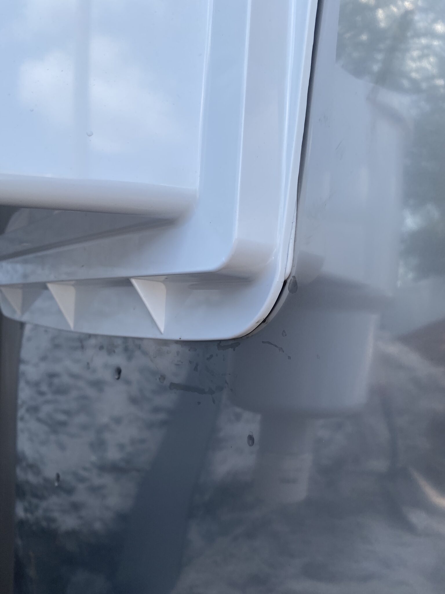 Skimmer body too big at the bottom making it very difficult to set the