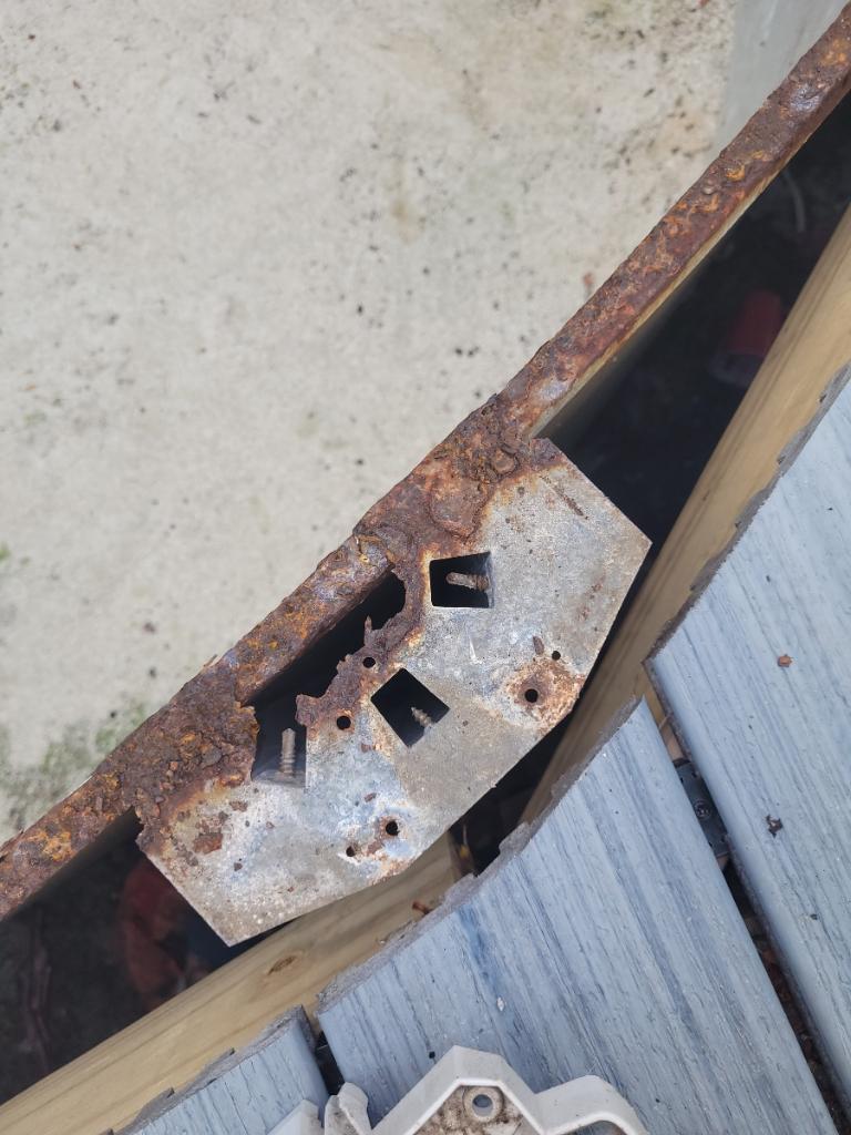 Rusty top connector plate for an above ground swimming pool