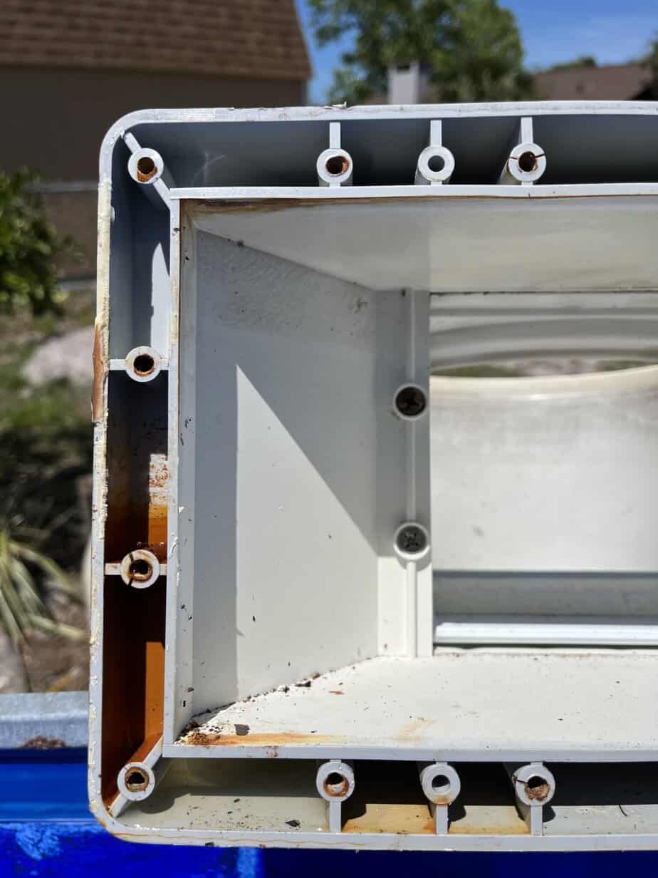 3 The screw holes are stripped